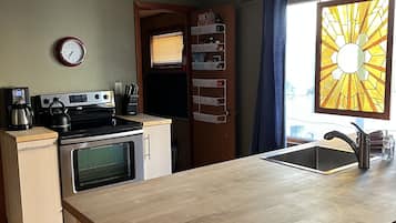 Een koelkast, een magnetron, een oven, een kookplaat