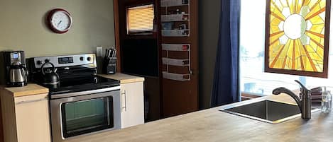 Een koelkast, een microgolfoven, een oven, een kookplaat