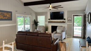 Älytelevisio, takka, DVD-soitin, kirjoja