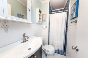 Combined shower/tub, towels, toilet paper