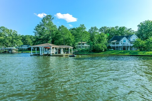 Family Getaway on Large Quiet Cove w/Great views!