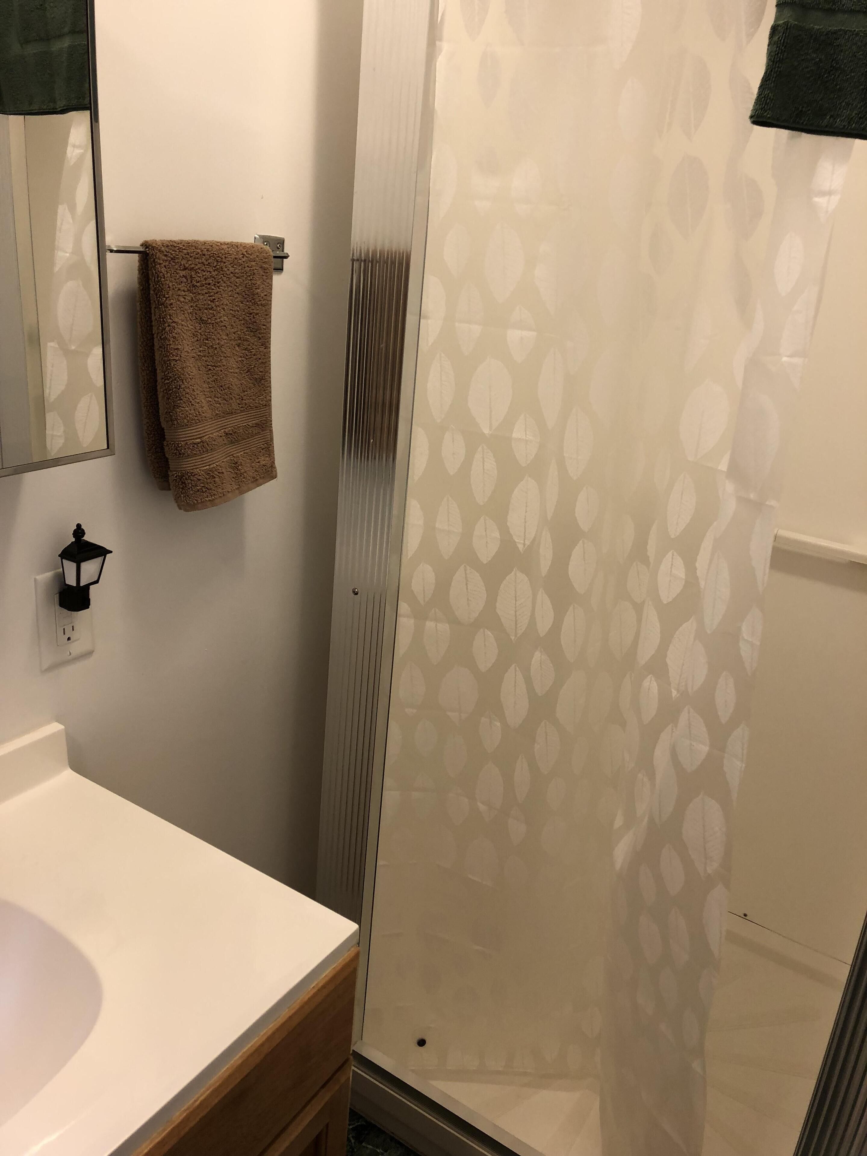 Douche, serviettes fournies, papier toilette