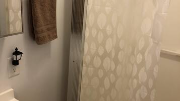 Douche, serviettes fournies, papier toilette