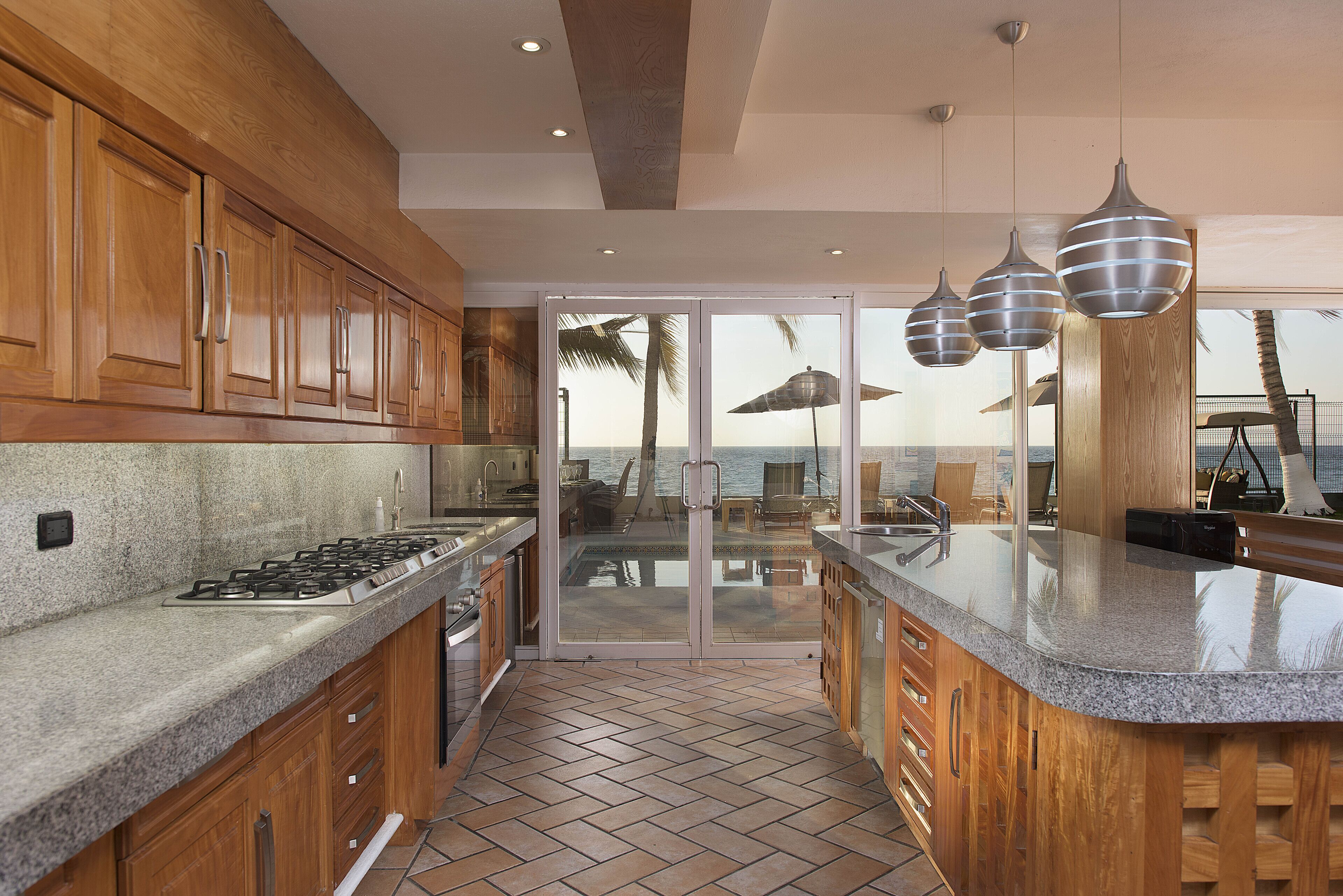 6 BEDROOM MODERN BEACH HOUSE WALK TO TOWN