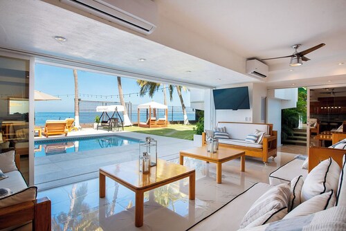 Casa La Playa, a 6 Bedroom FULLY STAFFED, MODERN BEACHFRONT VILLA,  Walk to Town
