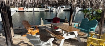 Beautiful Venetian Shores, Cozy home, Heated pool, Tiki, Boat Lift, Fish & Dive.