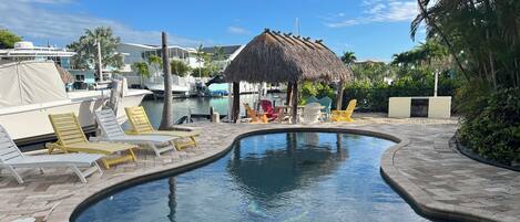 Lämmitetty uima-allas