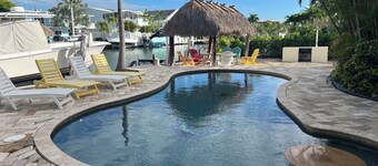 Beautiful Venetian Shores, Cozy home, Heated pool, Tiki, Boat Lift, Fish & Dive.
