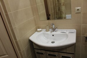 Kamar Quadruple Mewah | Kamar mandi | Perlengkapan mandi gratis, pengering rambut, sandal, dan handuk