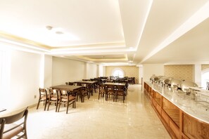 Frühstück, Mittagessen, Abendessen, lokale und internationale Küche