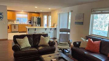 TV, fireplace, table tennis, books