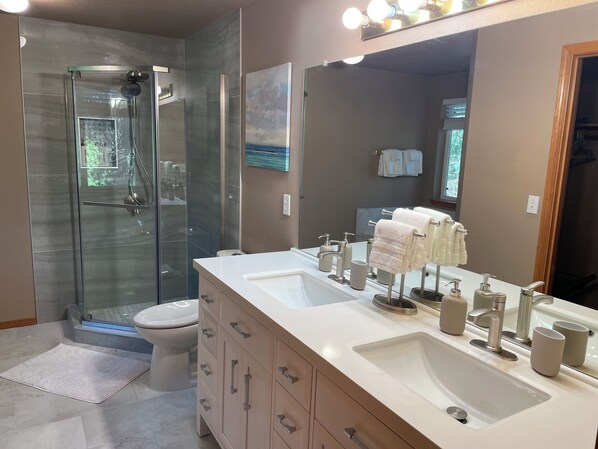 Combined shower/tub, jetted tub, hair dryer, towels - Large Beautiful Home for Groups + Families + Relaxing Near Intel/Nike (Beaverton)
