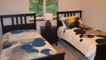 4 bedrooms, iron/ironing board, WiFi, bed sheets