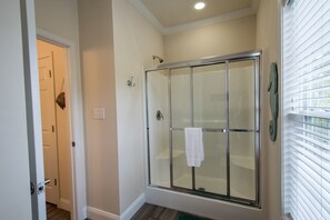 Combined shower/tub, hair dryer, towels - Immaculate, 4 Bedrooms/4 Bath, w/ Pool, Exterior Elevator and Golf Cart (Emerald Isle)