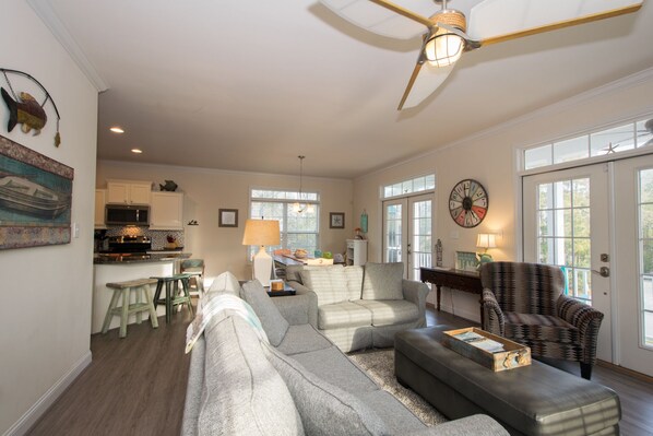 Fernseher, Videospiele, DVD-Player, Bücher