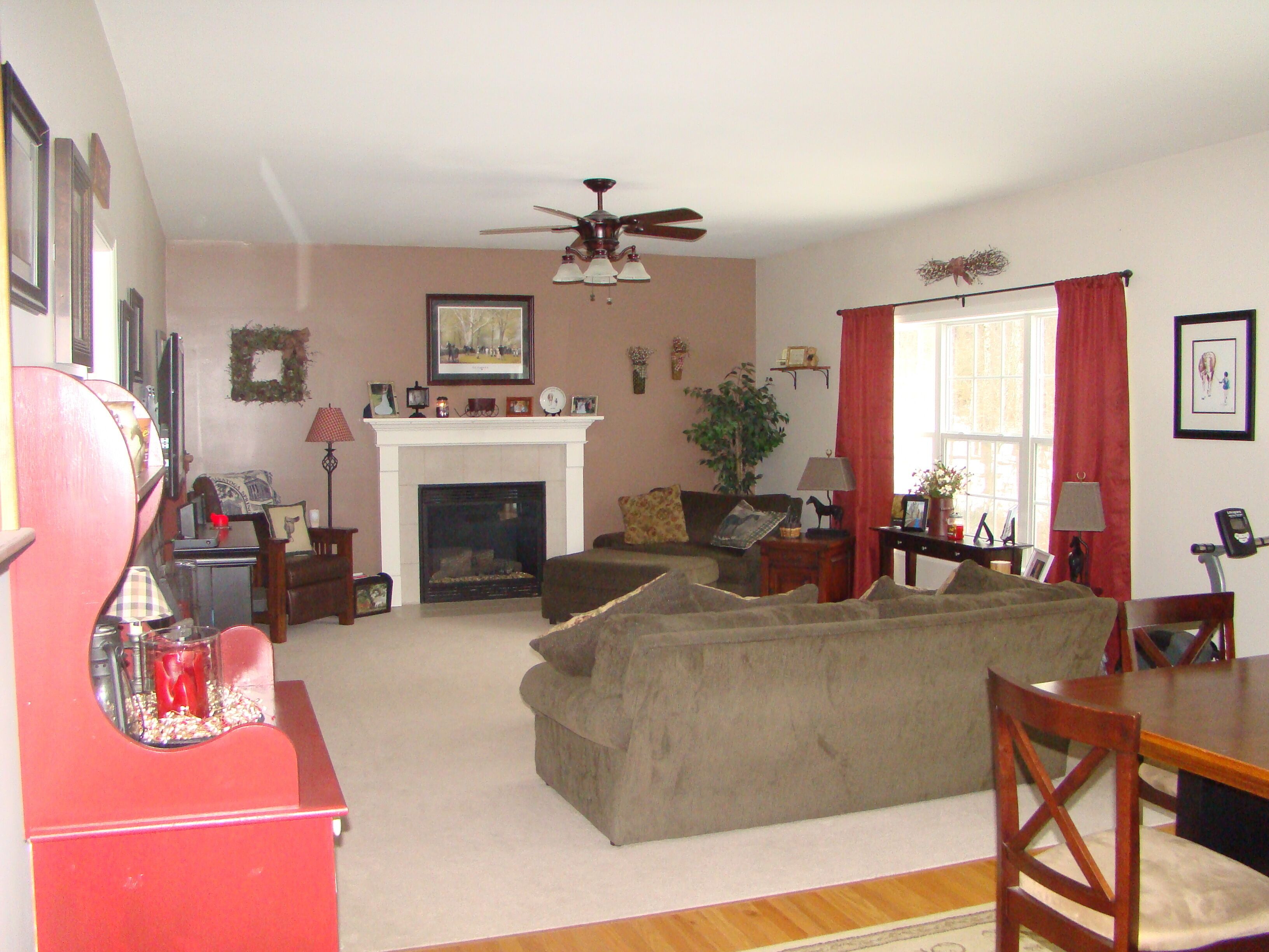 Beautiful 4 bedroom house perfect for Track/Ballet/Fall Getaway/Parent Weekends