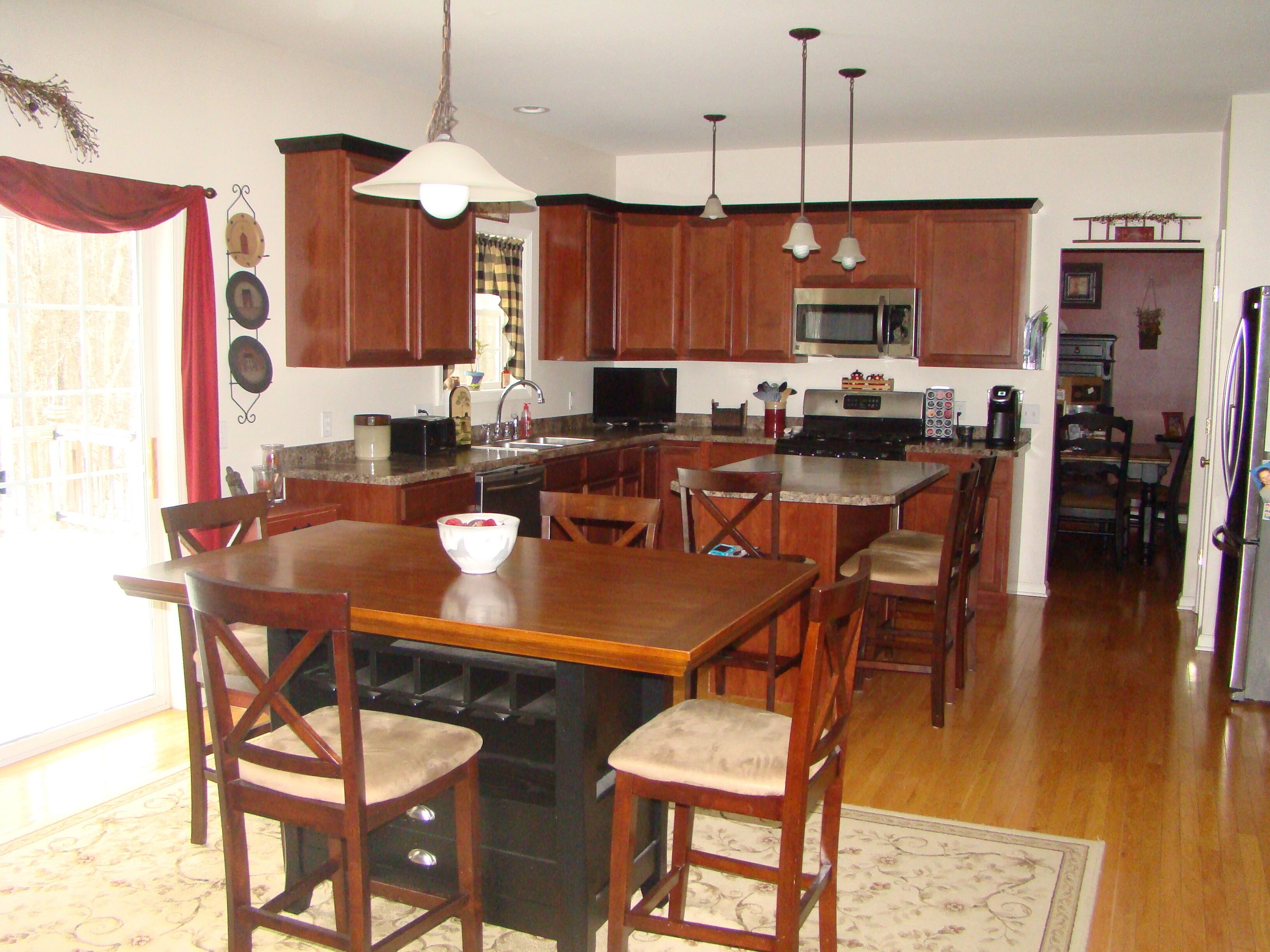 Beautiful 4 bedroom house perfect for Track/Ballet/Fall Getaway/Parent Weekends