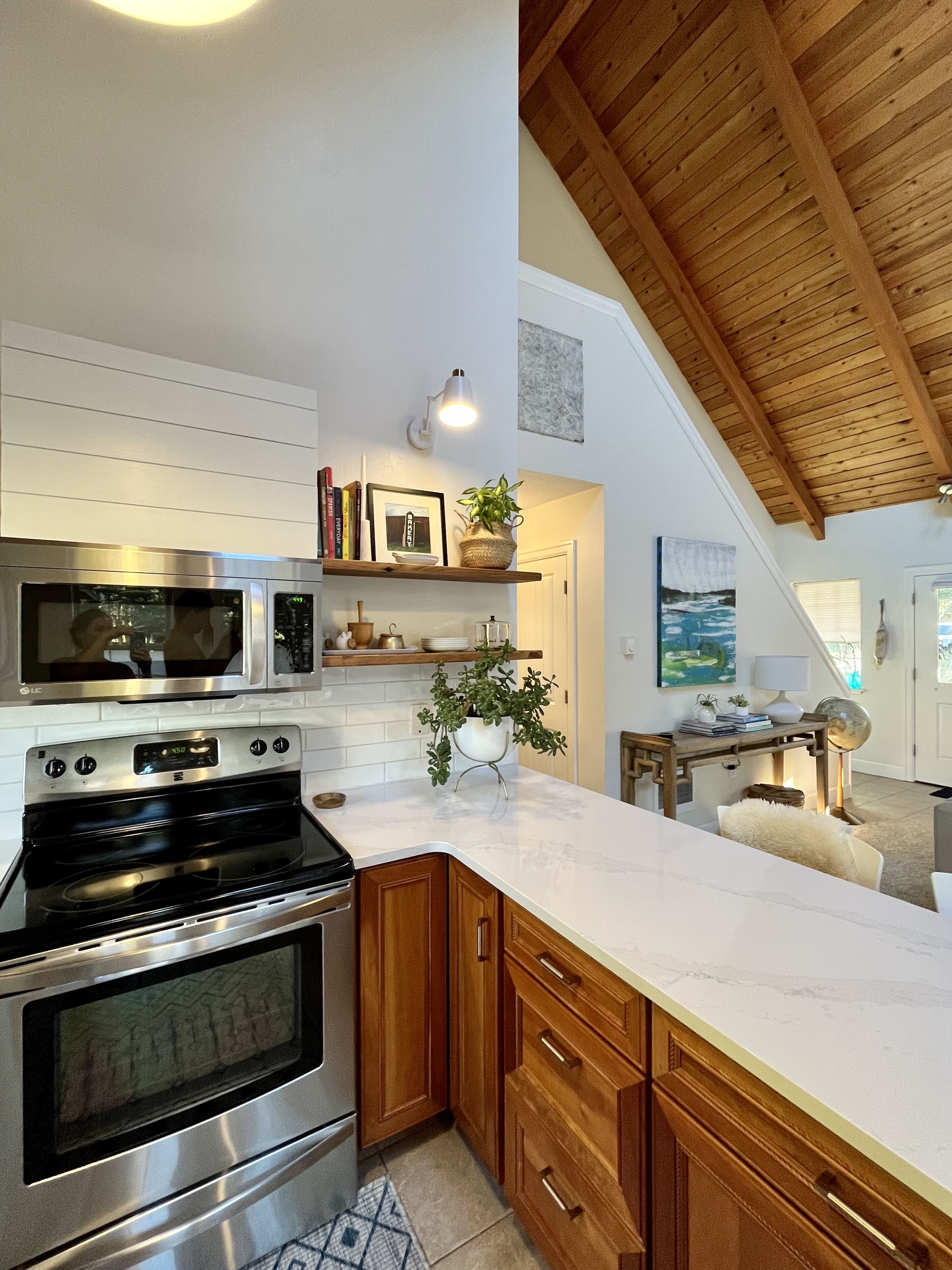 Modern, Peaceful Family Beach Retreat !