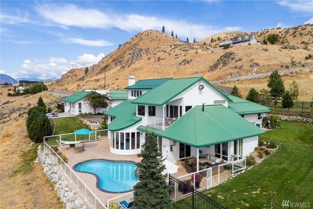 Very Private custom home with pool and amazing 180 degree views, 3 miles to town