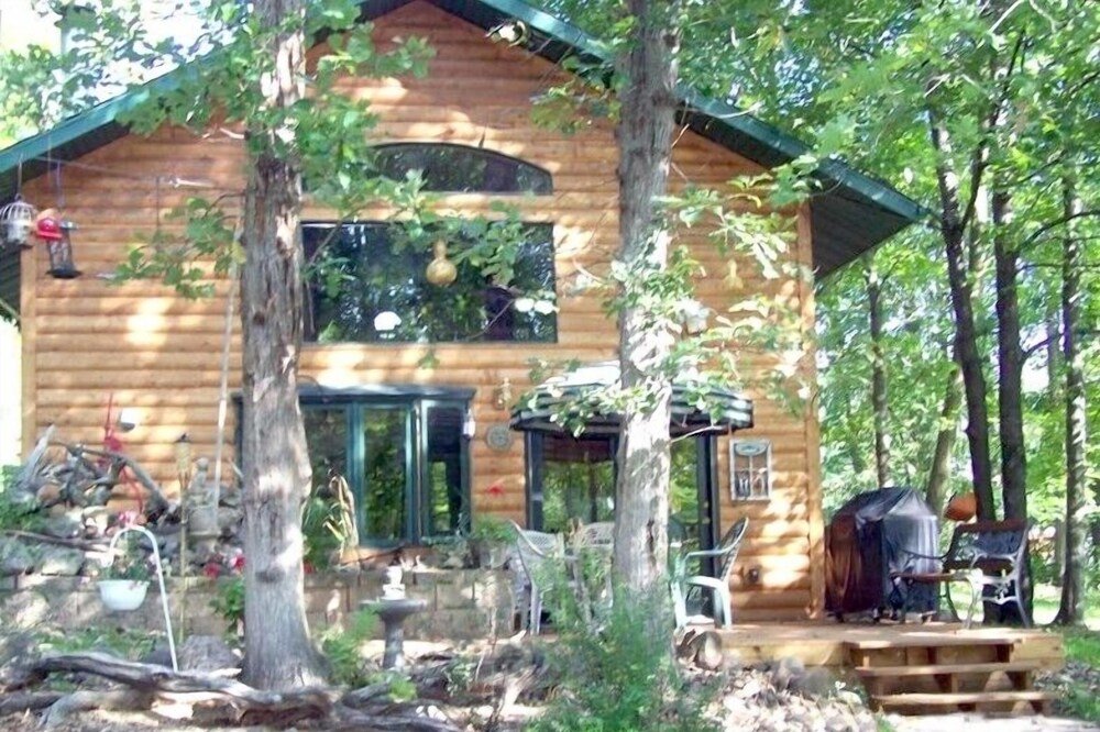 Cozy Cabin -2 Hr from Twin Cities,Economy Pricing! Have to C