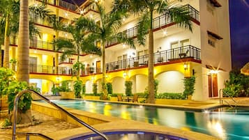 Alberca al aire libre y alberca climatizada