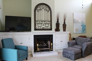 Smart TV, fireplace