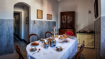 Desayuno de cocina local incluido todos los días