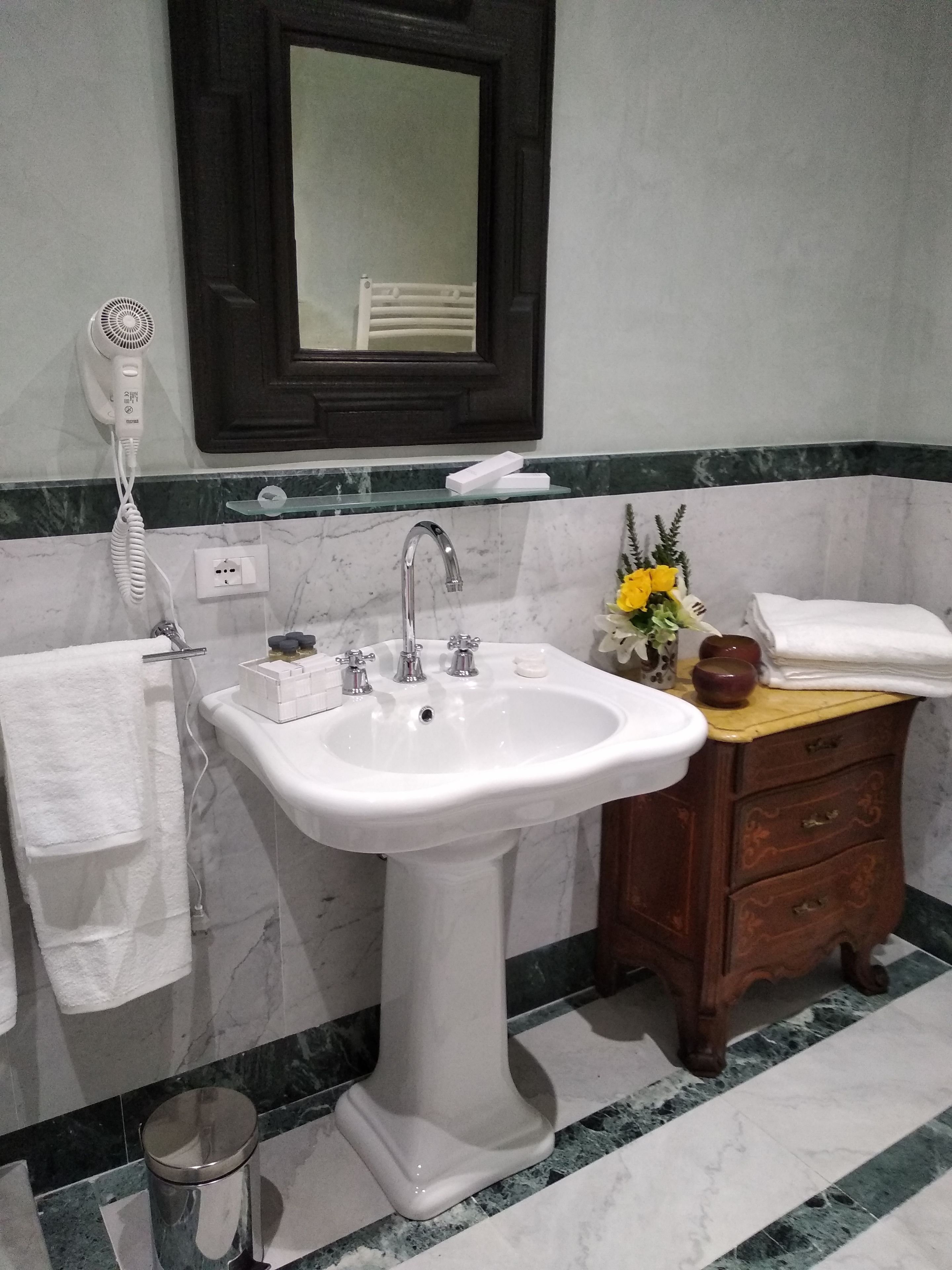 Chậu rửa trong phòng tắm