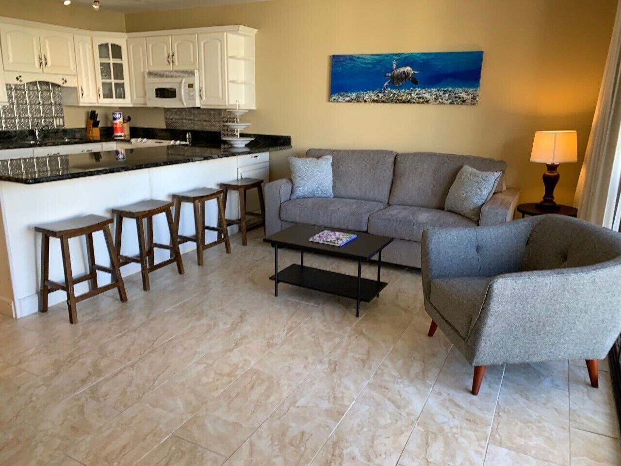 Waikiki Banyan,1BR, Sleeps 4, Full Kitchen, FREE PARKING, NO RESORT FEES