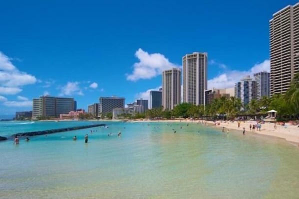 Beach nearby, sun-loungers, beach towels - Waikiki Banyan,1BR, Sleeps 4, Full Kitchen, FREE PARKING, NO RESORT FEES (Honolulu)