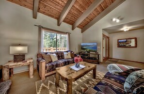 Smart TV, fireplace - Wonderful Home, Hot Tub, Fenced-in Yard, Dog friendly, WiFi, Deck with Chairs (Tahoe City)