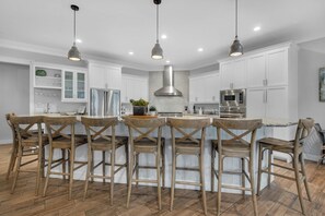 Full-size fridge, microwave, oven, stovetop