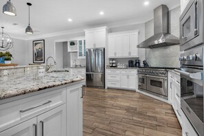 Full-size fridge, microwave, oven, stovetop