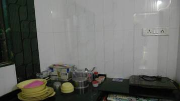 Fridge, cookware/dishes/utensils