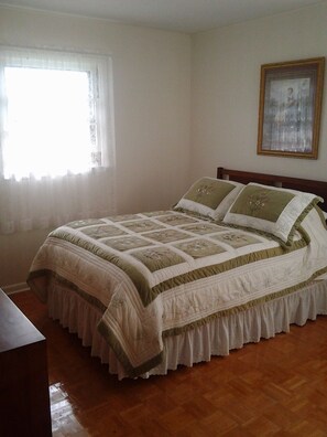 3 bedrooms, iron/ironing board, bed sheets