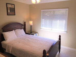 3 habitaciones, escritorio, tabla de planchar con plancha y wifi gratis 