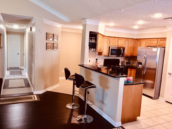 Refrigerador, microondas, horno y parrilla de estufa 