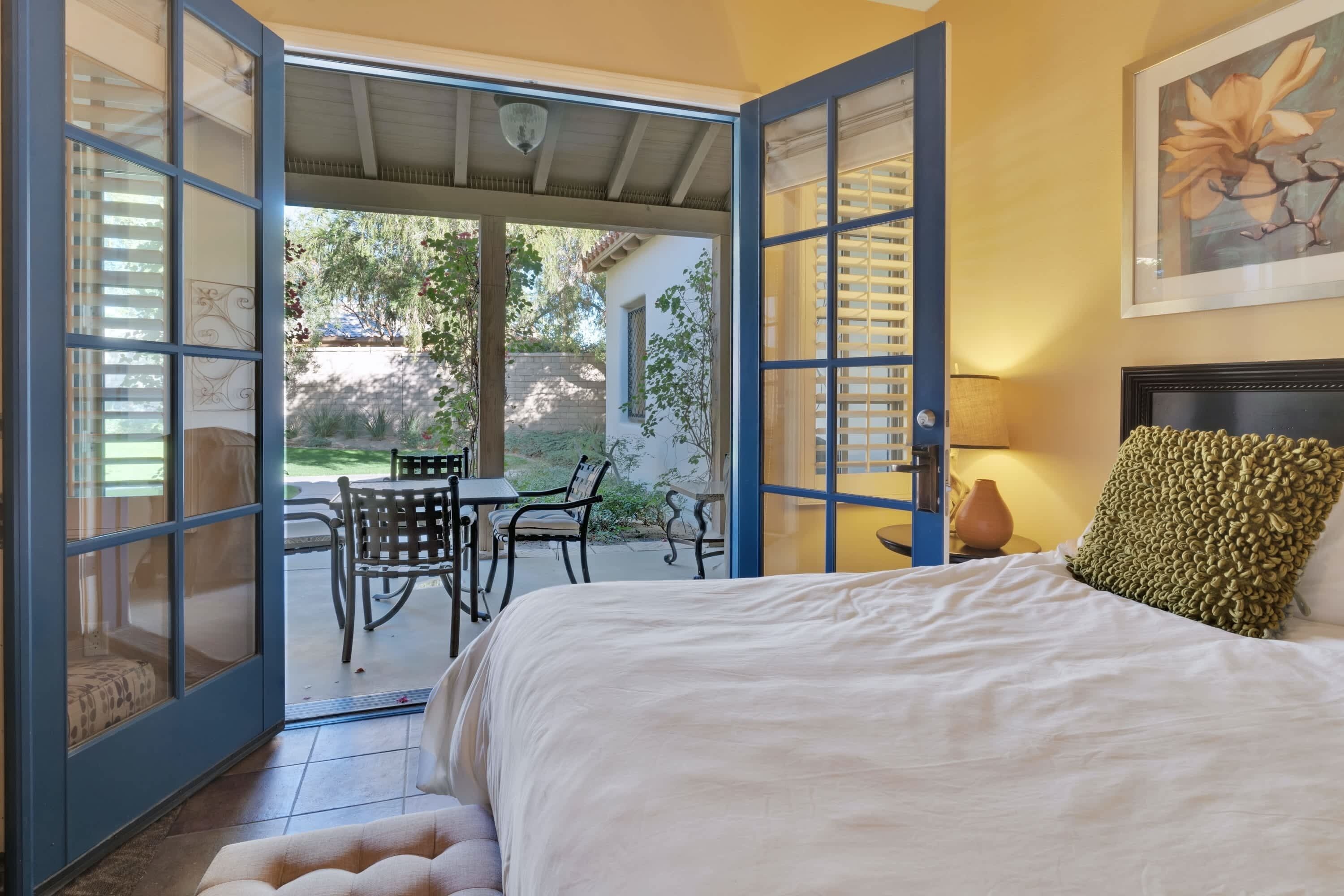2 bedrooms, desk, iron/ironing board, WiFi