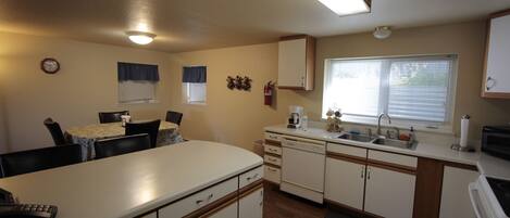 Frigorífic, microones, forn i placa de cuina