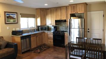 Réfrigérateur, four à micro-ondes, un four, surface de cuisson