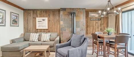 Smart TV, chimenea, reproductor de DVD, libros