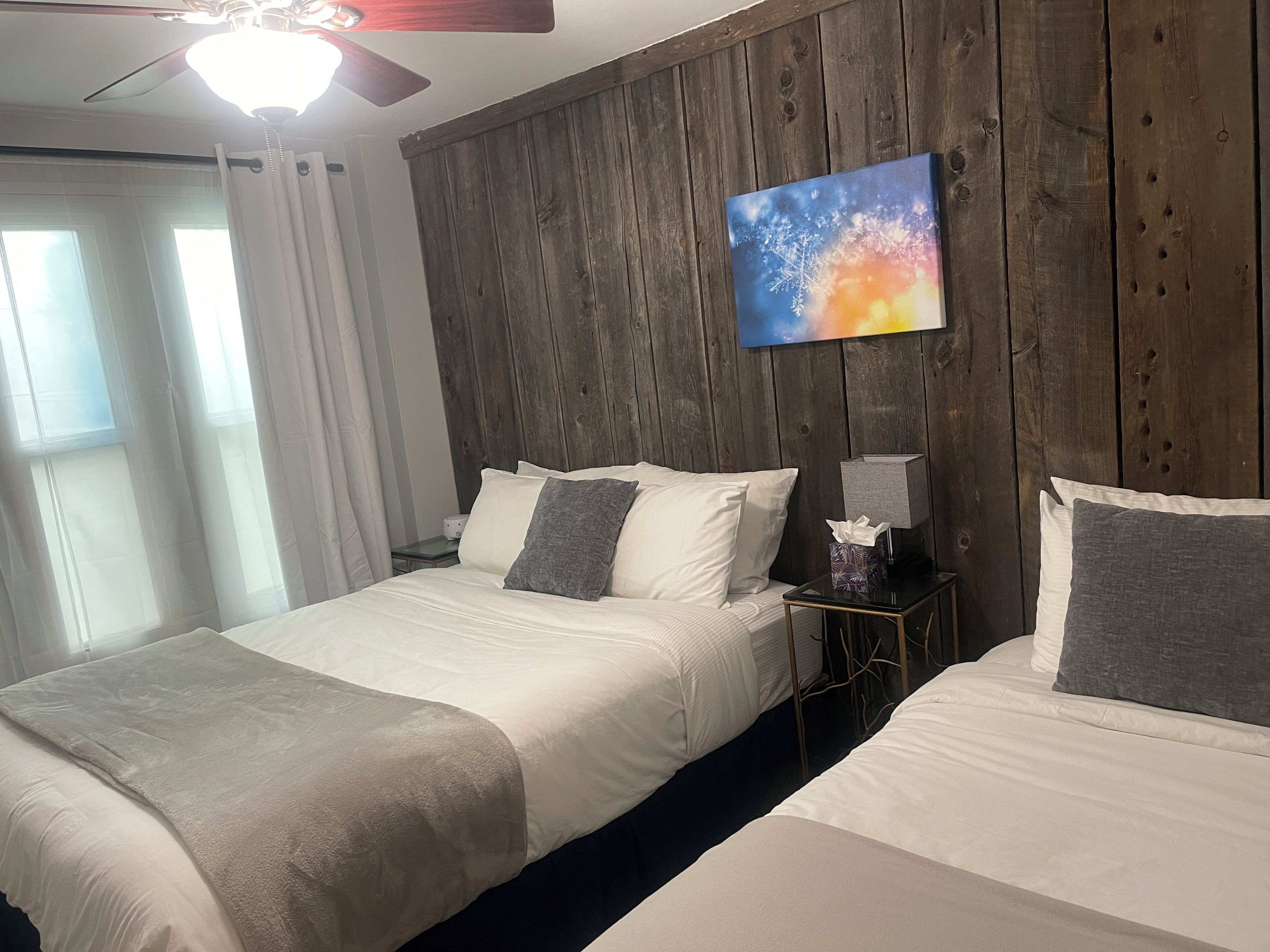 2 quartos, ferros/tábuas de passar roupa, berço de viagem