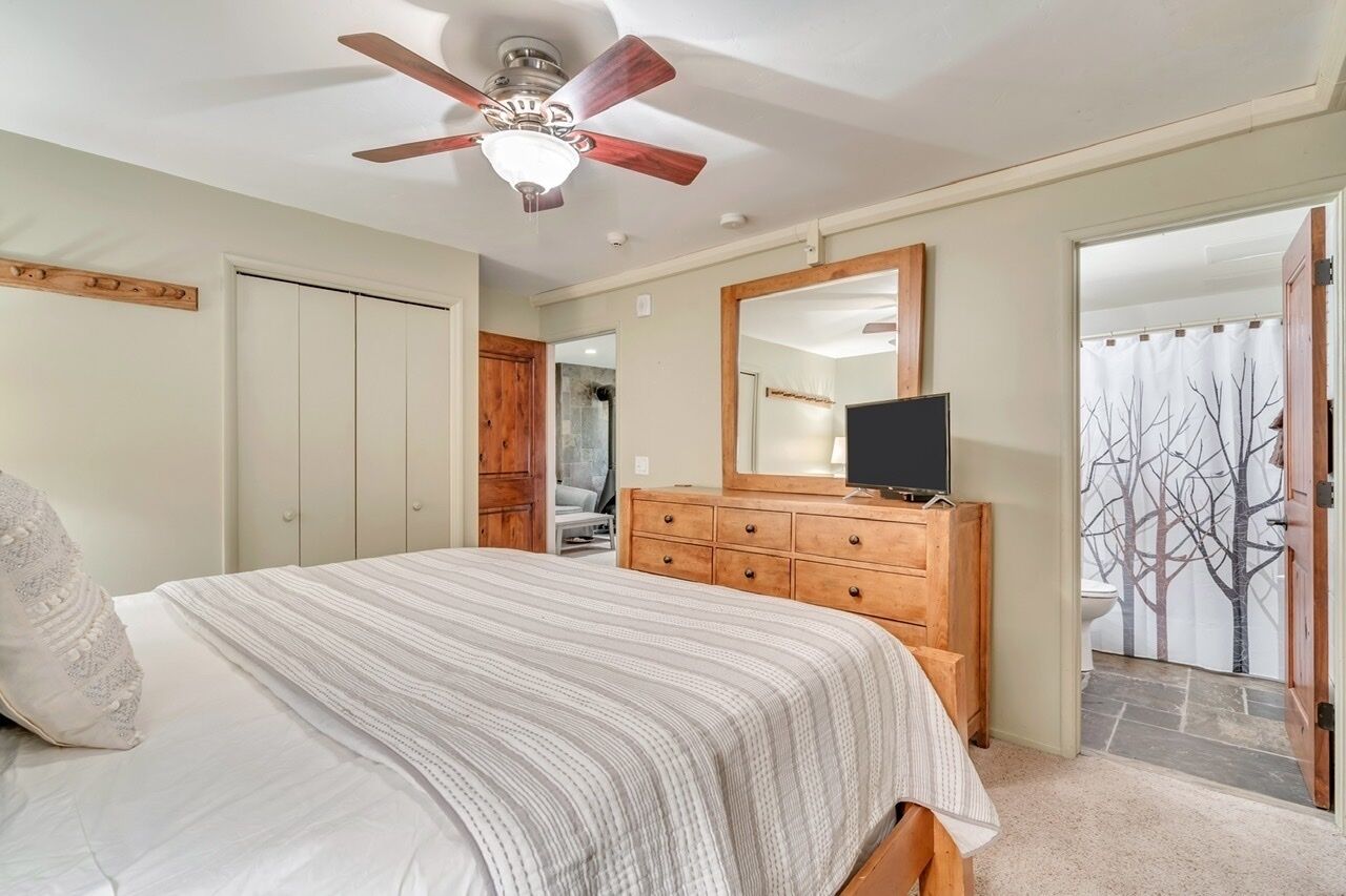 2 habitaciones, tabla de planchar con plancha y cuna de viaje 