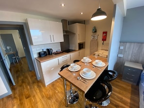 Deluxe Apartment, Private Bathroom (5) | Shared kitchen