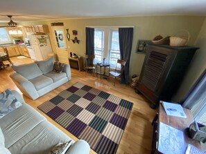 Smart-tv, een dvd-speler en boeken