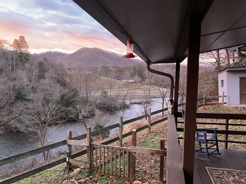 Cozy Cabin Overlooking Tuckaseegee River Sylva, NC 28779