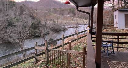 Cozy Cabin Overlooking Tuckaseegee River Sylva, NC 28779