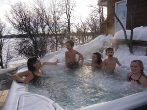 Outdoor spa tub - Close to Alexandria; Tranquil Lake Blackwell, Lake Retreat w/hot tub   (Farwell)