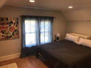 3 室のベッドルーム、デスク、アイロン / アイロン台、WiFi (無料)