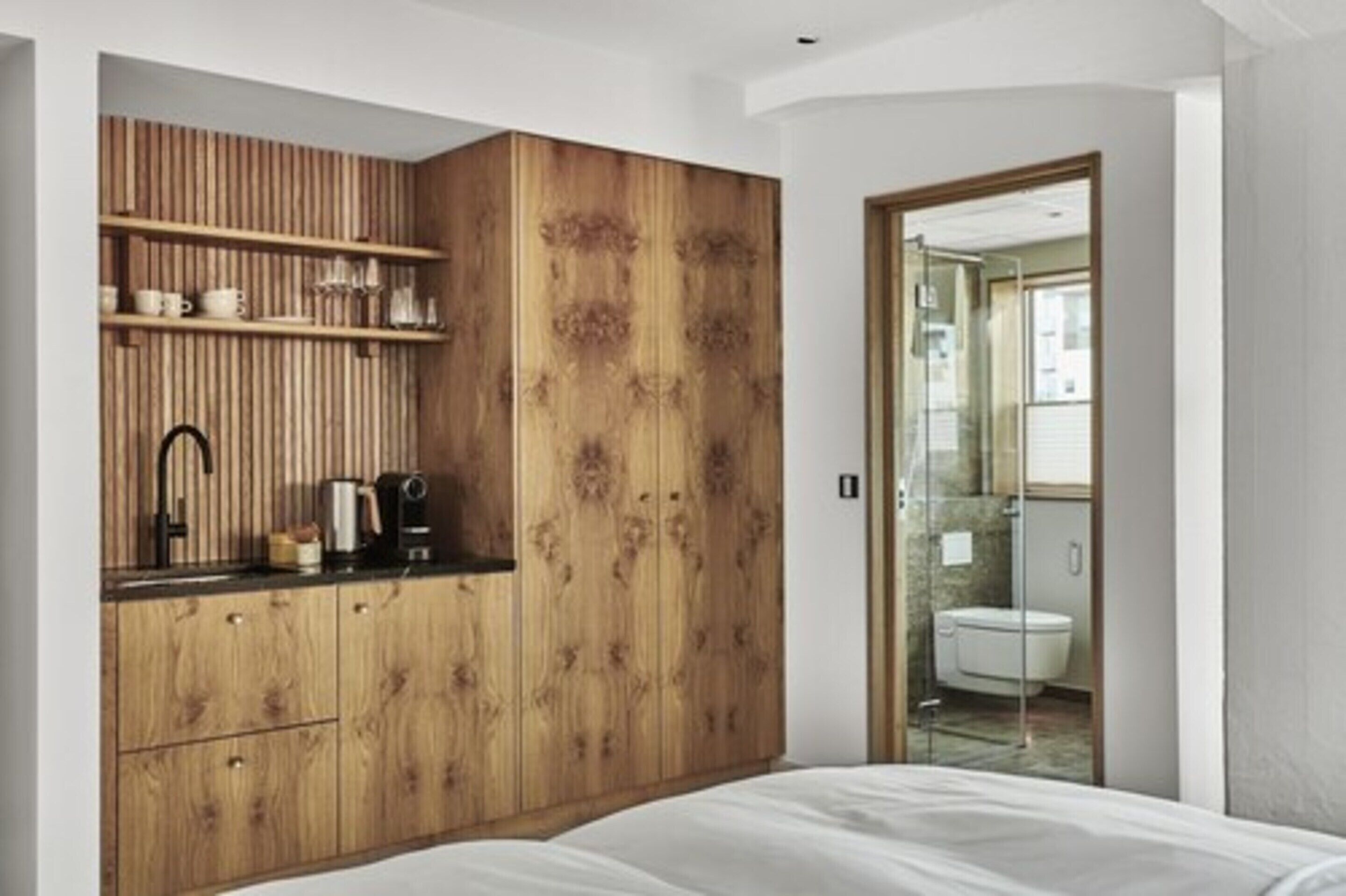 deluxe double room, 1 queen bed, non smoking | private kitchen | fridge, espresso maker, electric kettle, spices